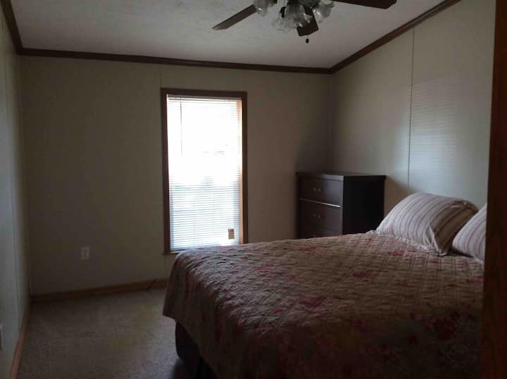 חדר שינה מס '2 עם מיטת קווין סייז.