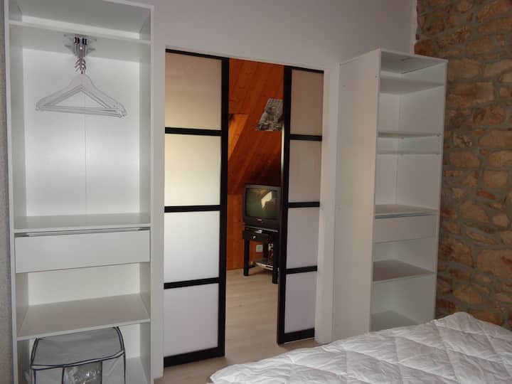 Კინოდარბაზის ინტერიერი
1 საწოლი 160x200 (Ch 3)
1 ერთადგილიანი საწოლი ველუქსის ქვეშ.