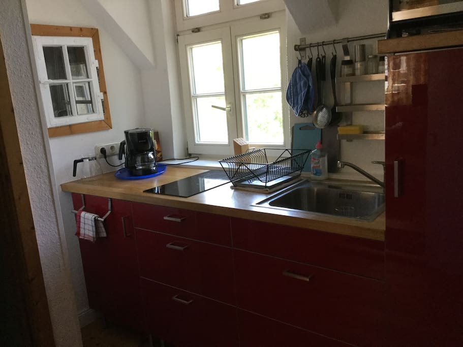 Die Einbauküche mit 2 Elektro-Platten und Kühlschrank + kl. Backofen, Kaffeemaschine und Wasserkocher
