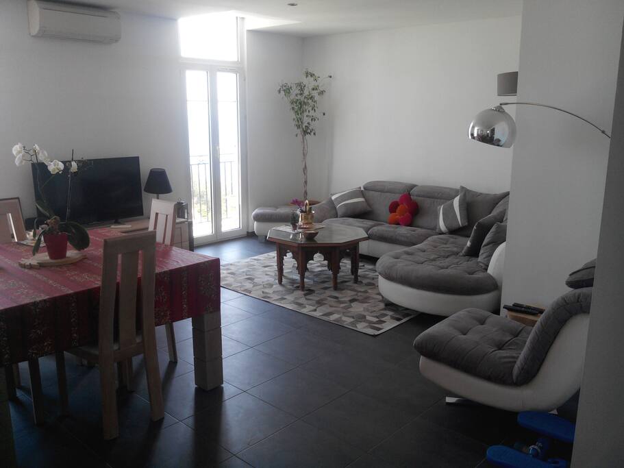 Le salon / salle à manger avec vue mer imprenable et accès terrasse/balcon