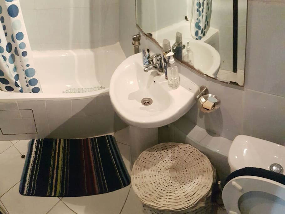 salle de bain de la chambre à coucher avec baignoire