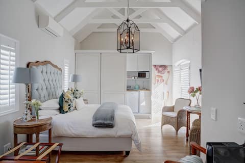 BOUTIQUE ROOM 1 lush luxurious cosy Spoil yourself