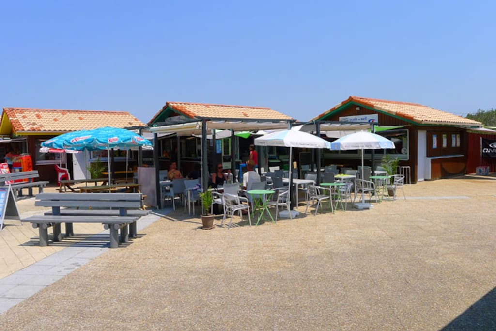 les commerces de la plage. Pour un café matinal ou un déjeuner au soleil ou encore pour un apéritif au soleil couchant...