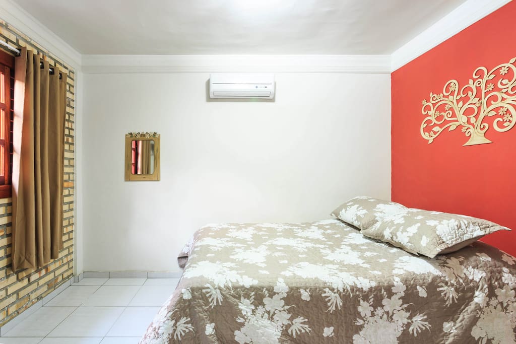 Suite com cama queen e ar condicionado