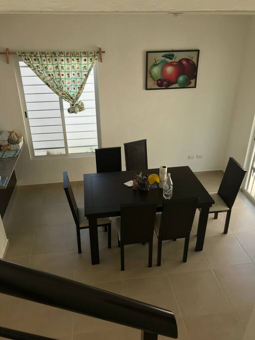 Comedor para 6 personas, con espacio para más, para poder deleitarse de cualquier comida típica de merida.