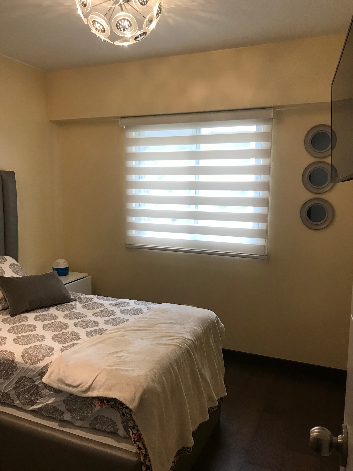 спалня 2 (легло за 1,5 човека и легло с кутия с допълнително легло за 1 човек + гардероб