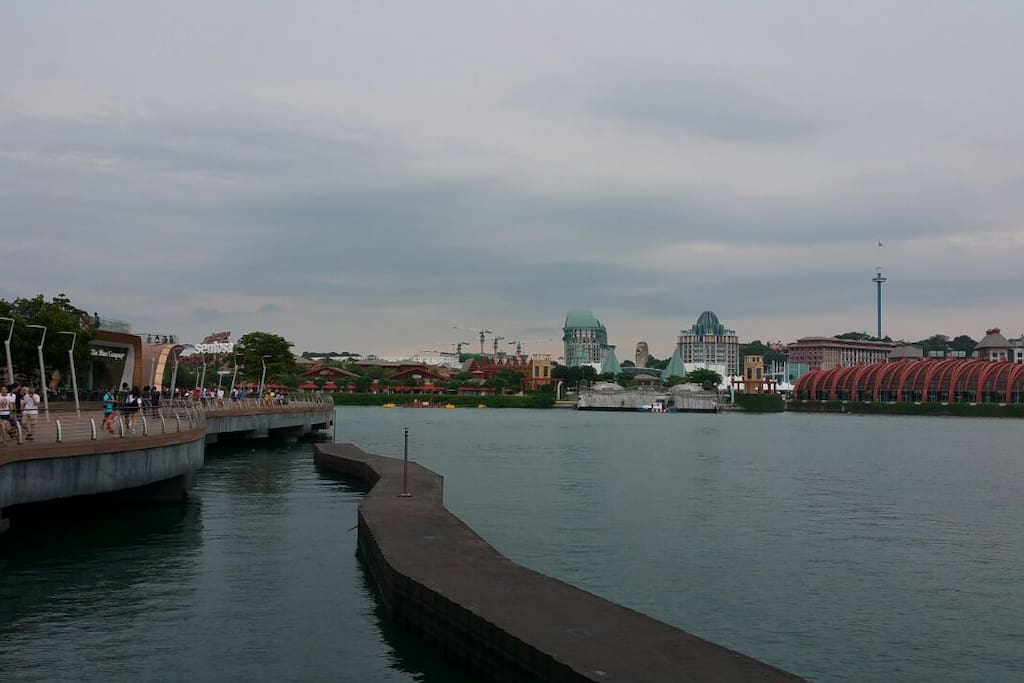 Panoramic view while you take a stroll into Sentosa via the Broadwalk. No charge to enter Sentosa by walking.