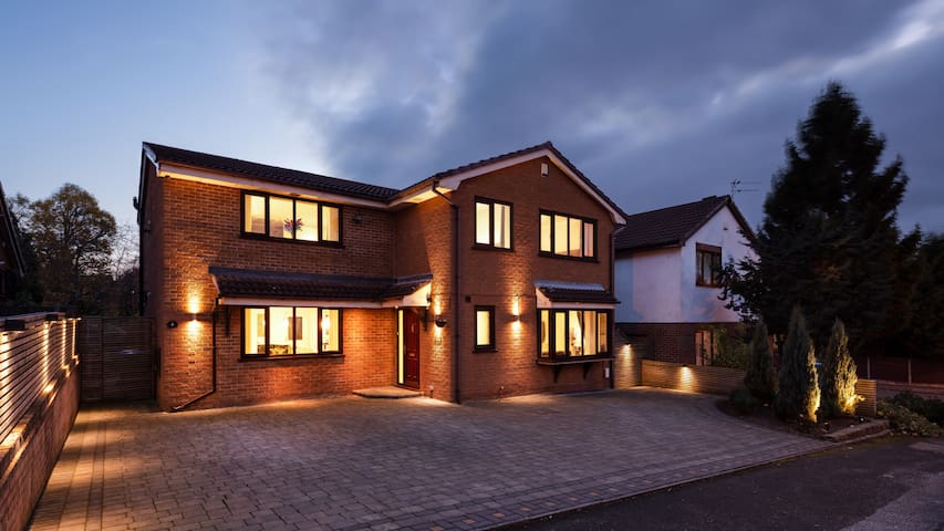 Stunning Spacious Villa in South Manchester