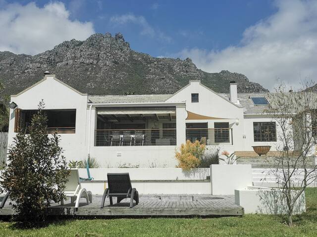 Family home with stunning entertainment areas! gallery image 2