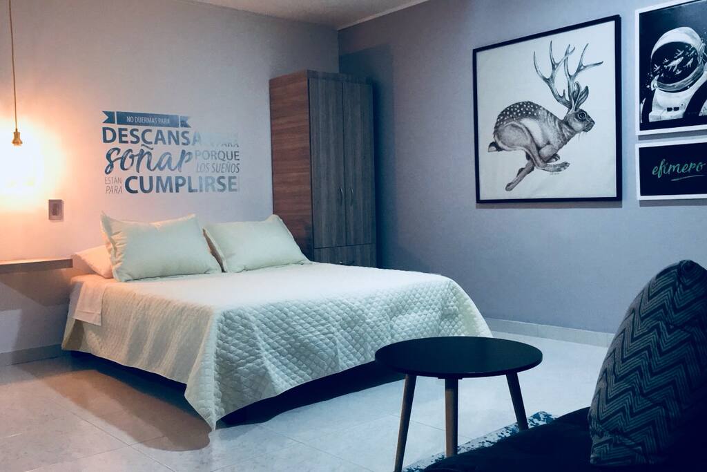 Cama amplia, luz tenue para descanso, armario.