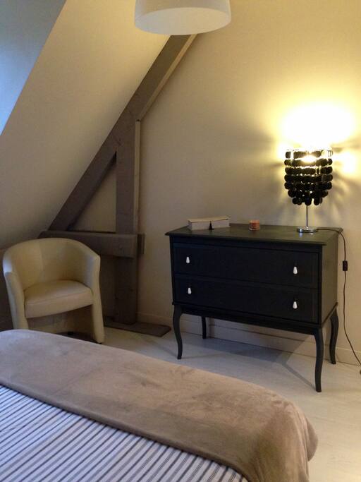 La chambre dispose d'une commode afin que vous puissiez vous installer