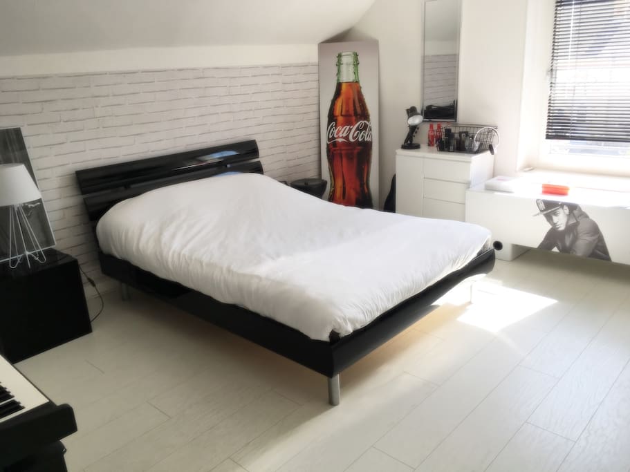 Chambre avec un lit double ,télé