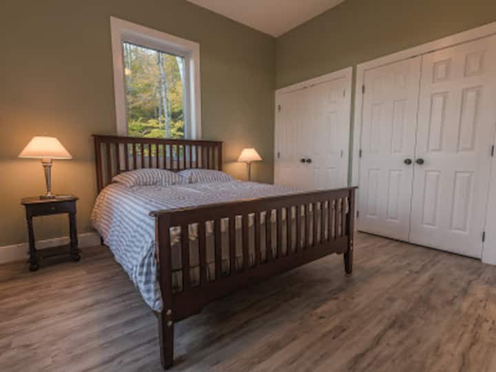 Кревет на горниот кат со брачен кревет