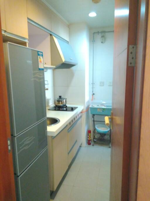 厨房干净,餐具齐全