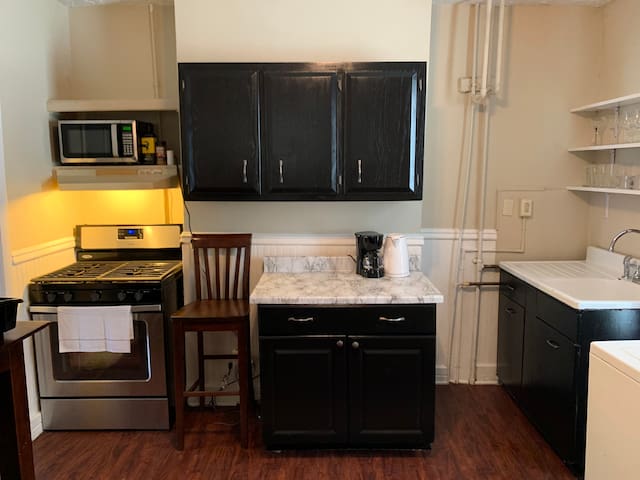 ‘Ralph’ Comfortable Downtown/UK Apartment