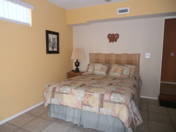 Se ofrece una cama tamaño queen en uno de los dormitorios inferiores. Las puertas del patio proporcionan mucha luz y acceso al patio amurallado en la parte trasera de la villa. 