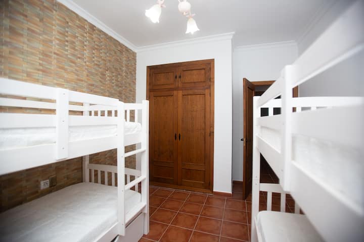 带双层床的房间，可容纳5人