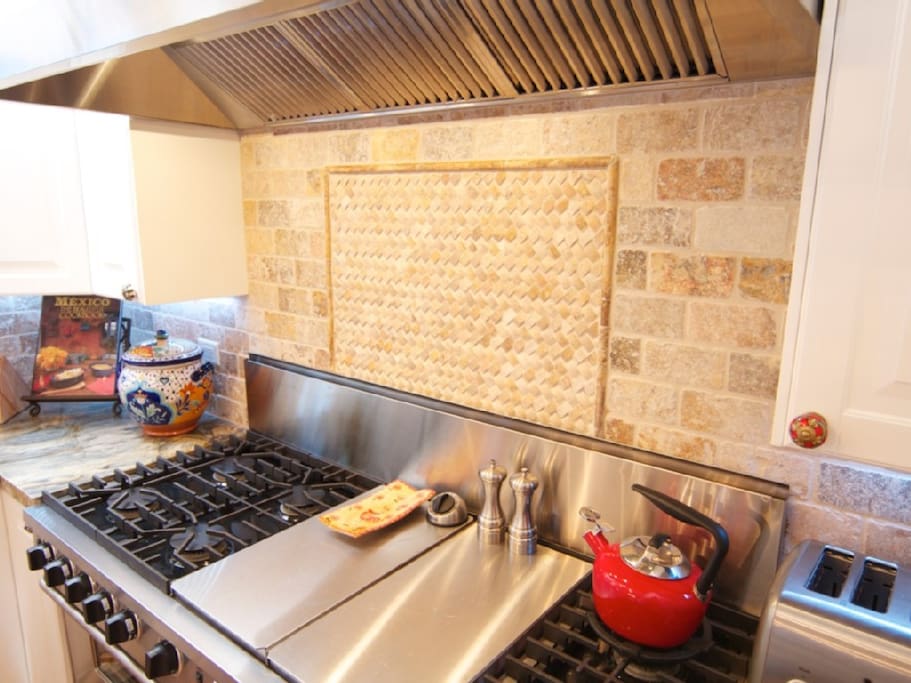 Professional kitchen, ready for your culinary explorations (*chef not included).