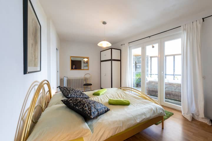großes Zimmer im Erdgeschoss mit Seeblick