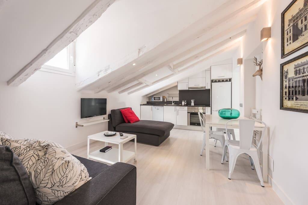 Spacious living room + kitchen. Cuarto de estar + cocina