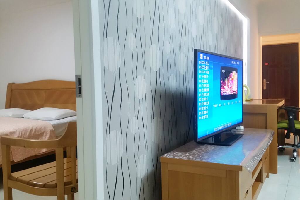 一套现成的家:品牌实木家具+品牌家电+净水器提供直饮水…
