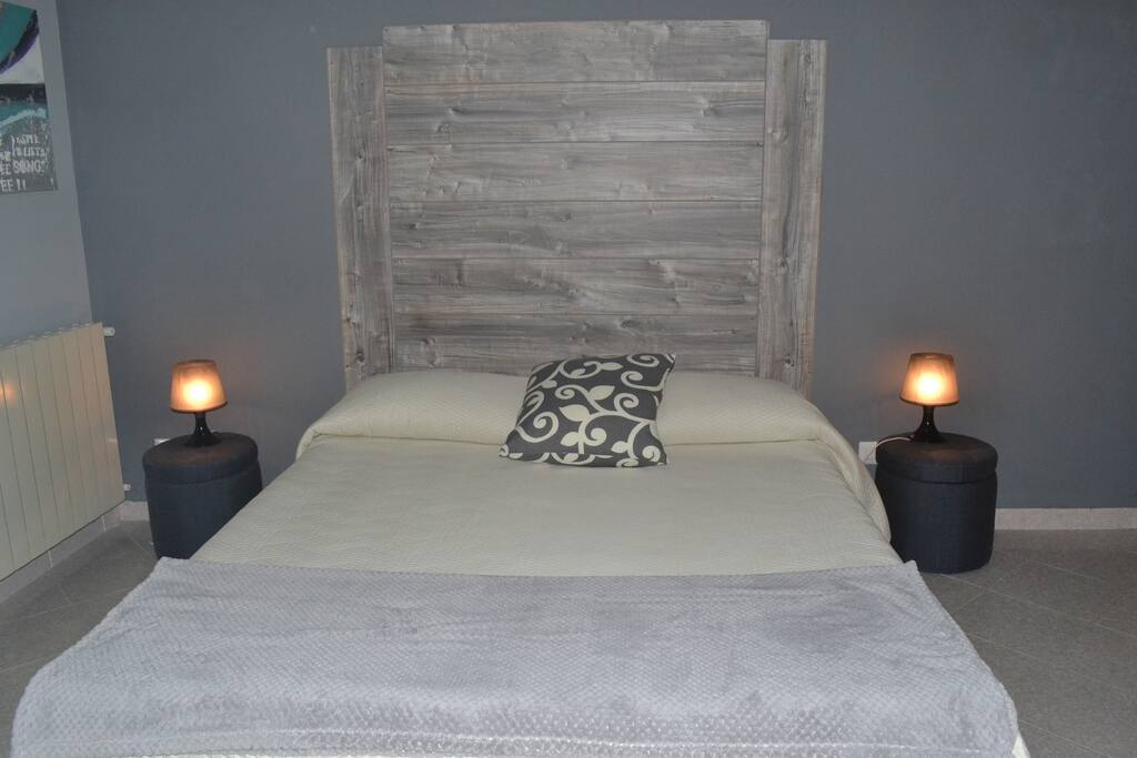 Stanza matrimoniale con bagno privato \ Queen bedroom with private bathroom