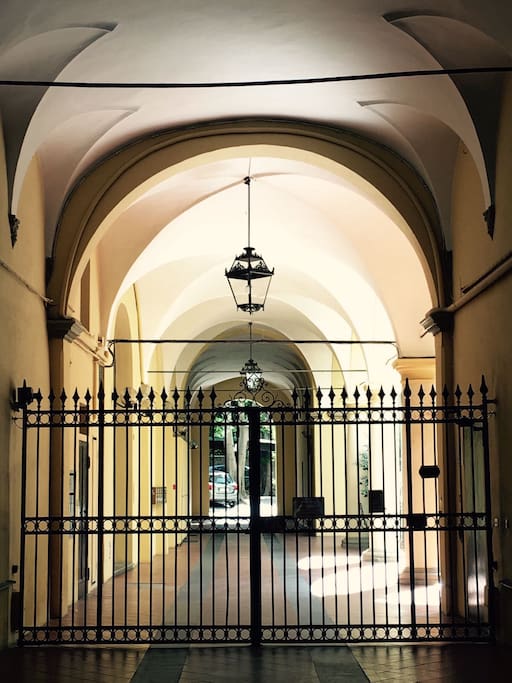 L'ingresso principale sul cortile interno