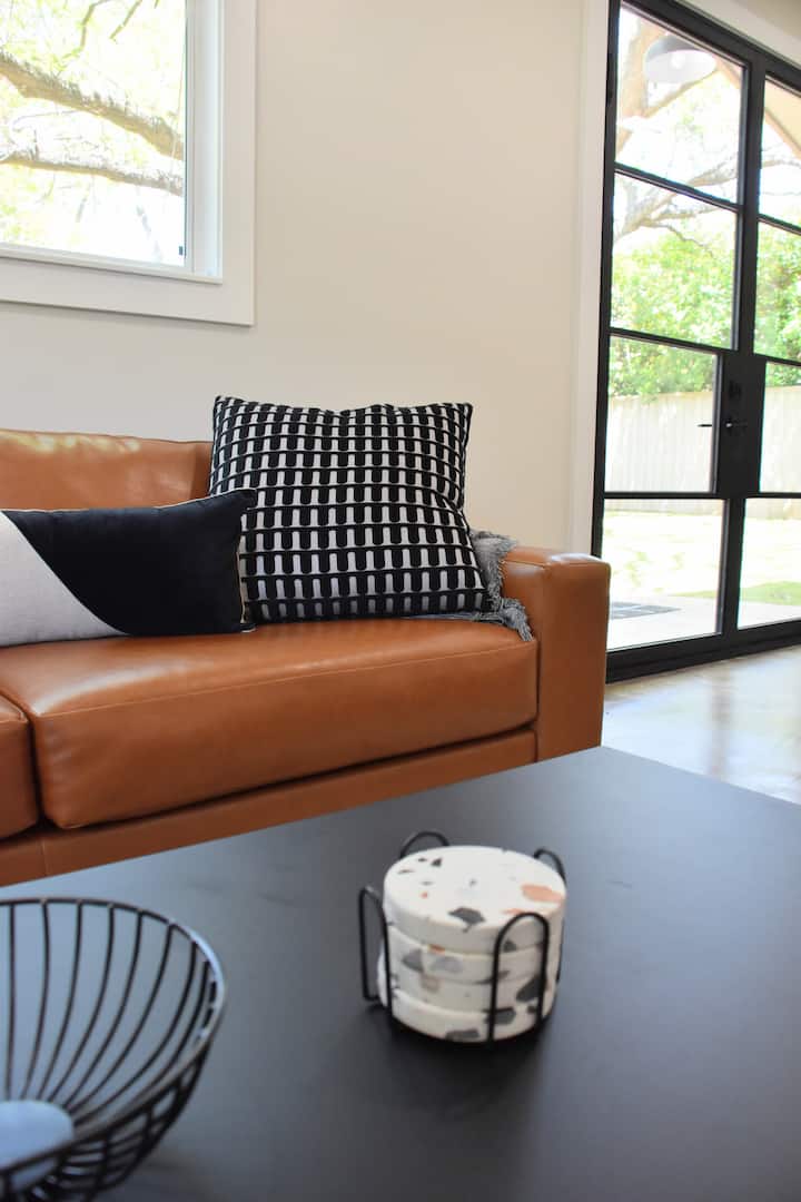 Peaceful + Modern Escape - Farmers Branch, TX