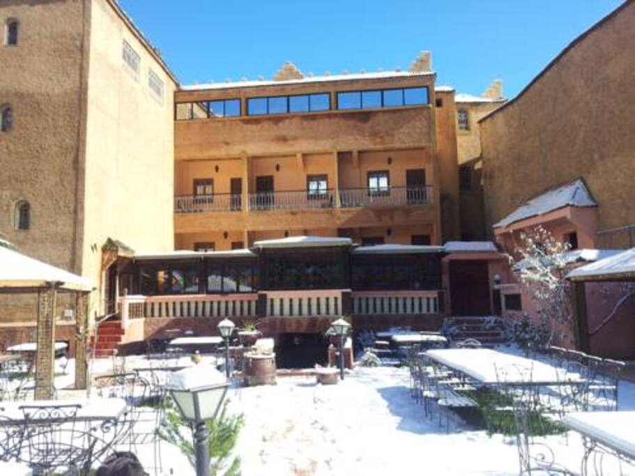 l’hôtel vue par le jardin à l'hiver