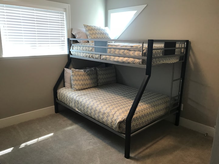 Jedna z dvoch poschodových izieb na poschodí