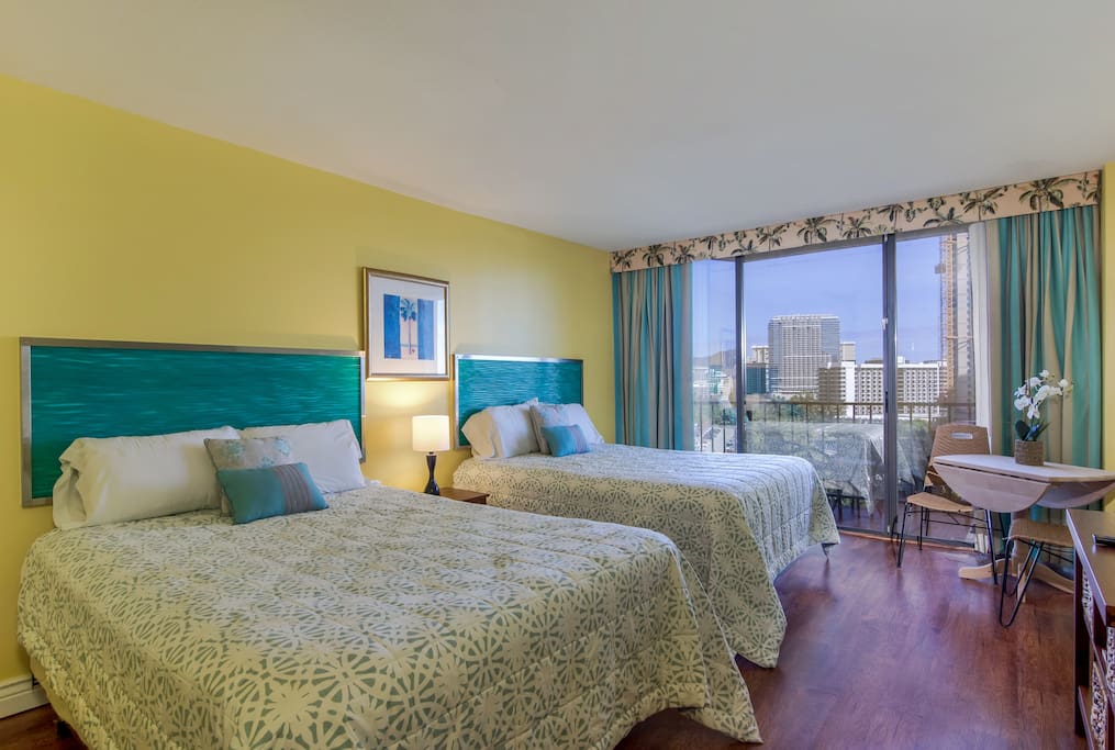 2 queen beds can accommodate up to 4 people