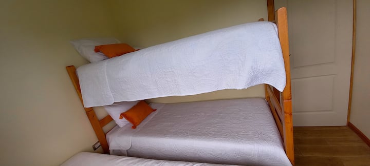 シングルベット1台と二段ベッド1台 