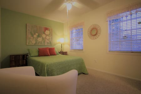 Newly renovated near Disney and Universal Orlando