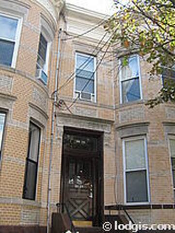 Convenient Ridgewood Brownstone gallery image 2