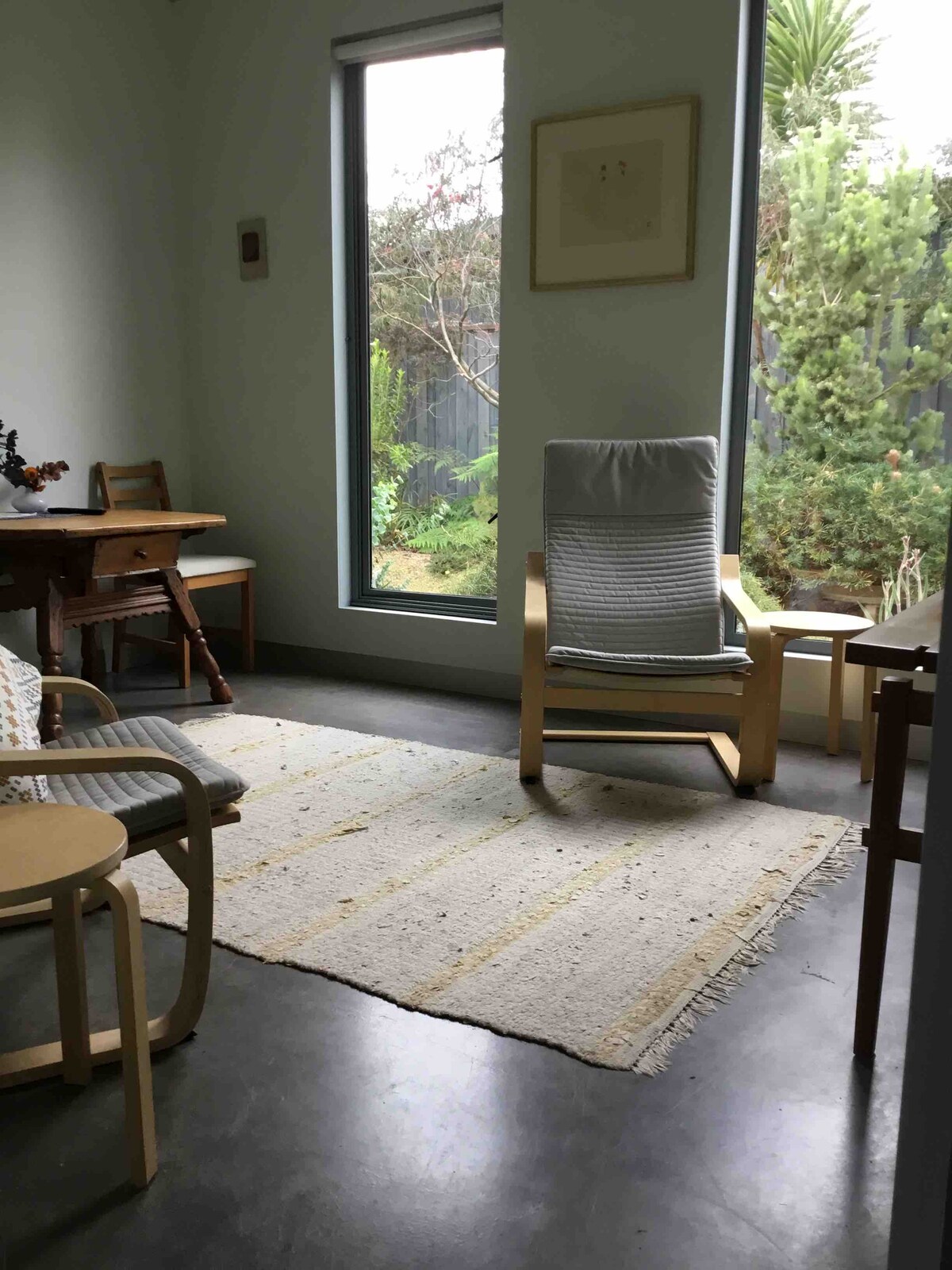 Tuin en vogels te zien door de ramen van je zitkamer