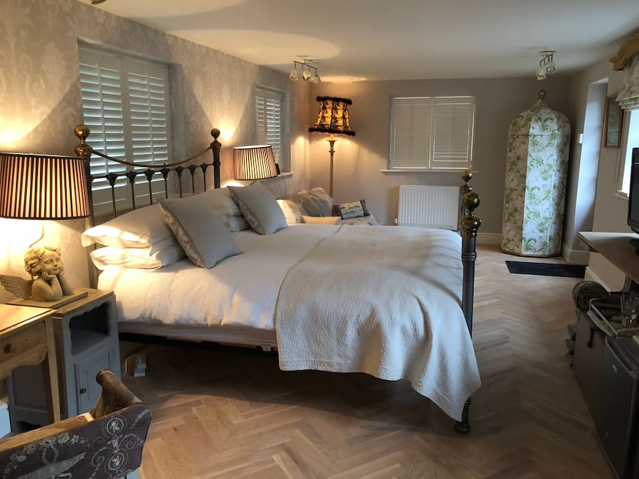 Superking bed with Egyptian cotton linen