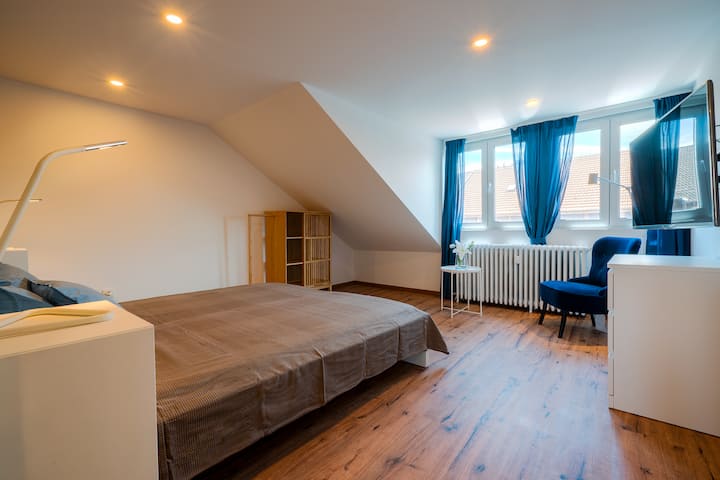 غرفة نوم بسرير كبير