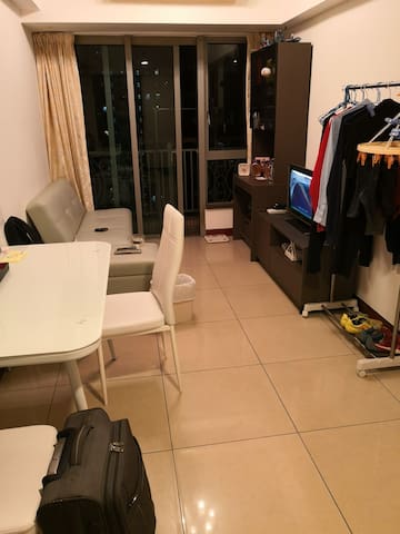 泓都3座,位于港岛坚尼地城,近地铁和海边,中高档住宅｡V:mengmengustc9916