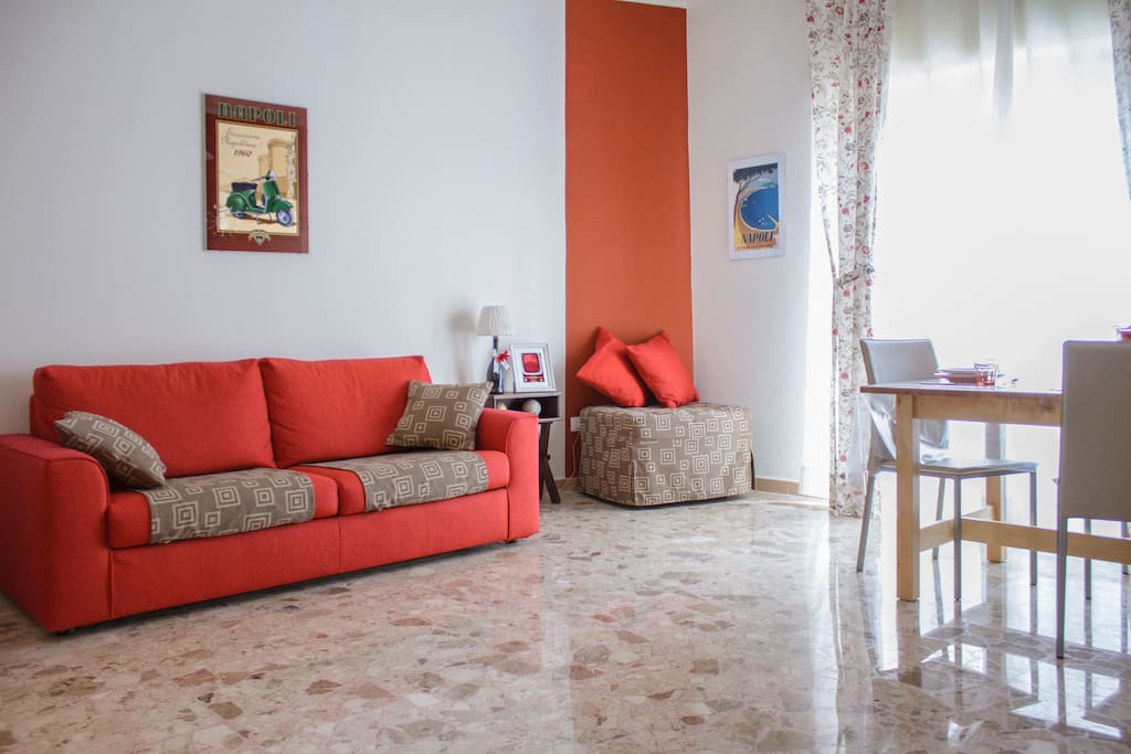 Cucina/soggiorno ampia e luminosa. Divano letto e pouf letto che all'occorrenza può essere sistemato nella camera da letto blu rendendola tripla.