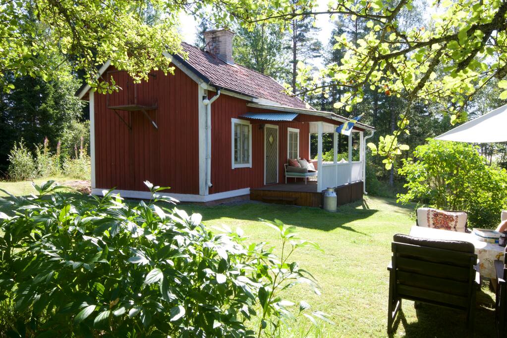 Uteplatsen under äppelträden.