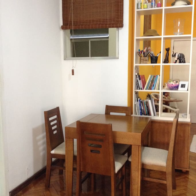 Mesa da sala e estante de divisão da sala e antessala