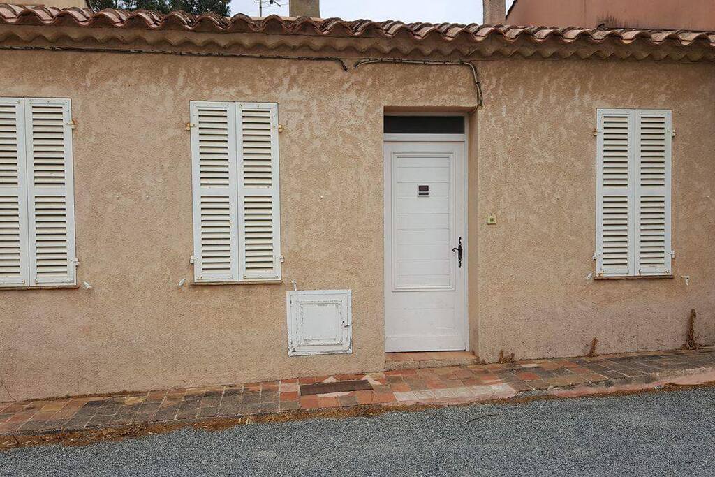 La Maison depuis la rue