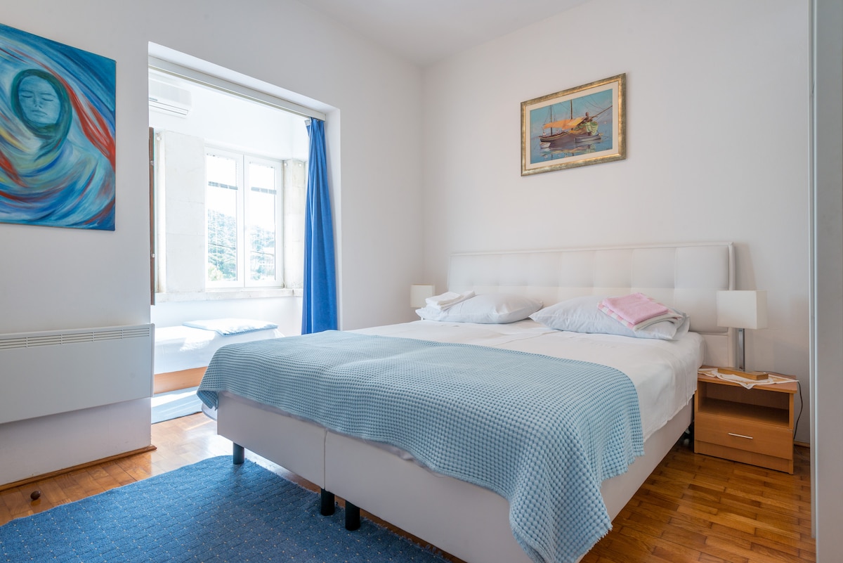 غرفة نوم واسعة بإطلالة رائعة وسرير مريح للغاية بمقاس كبير