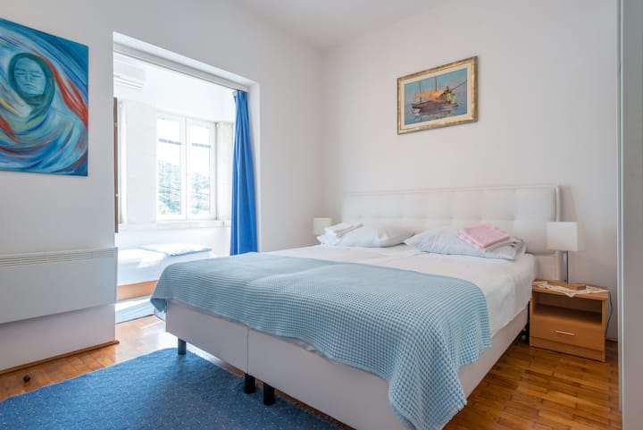 Amplio dormitorio con gran vista y con cama tamaño king muy cómoda