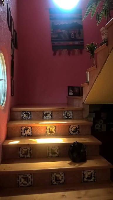 Amplia escalera