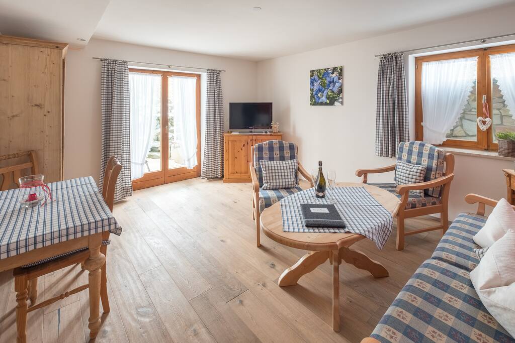Wohnzimmer Enzian mit Balkon