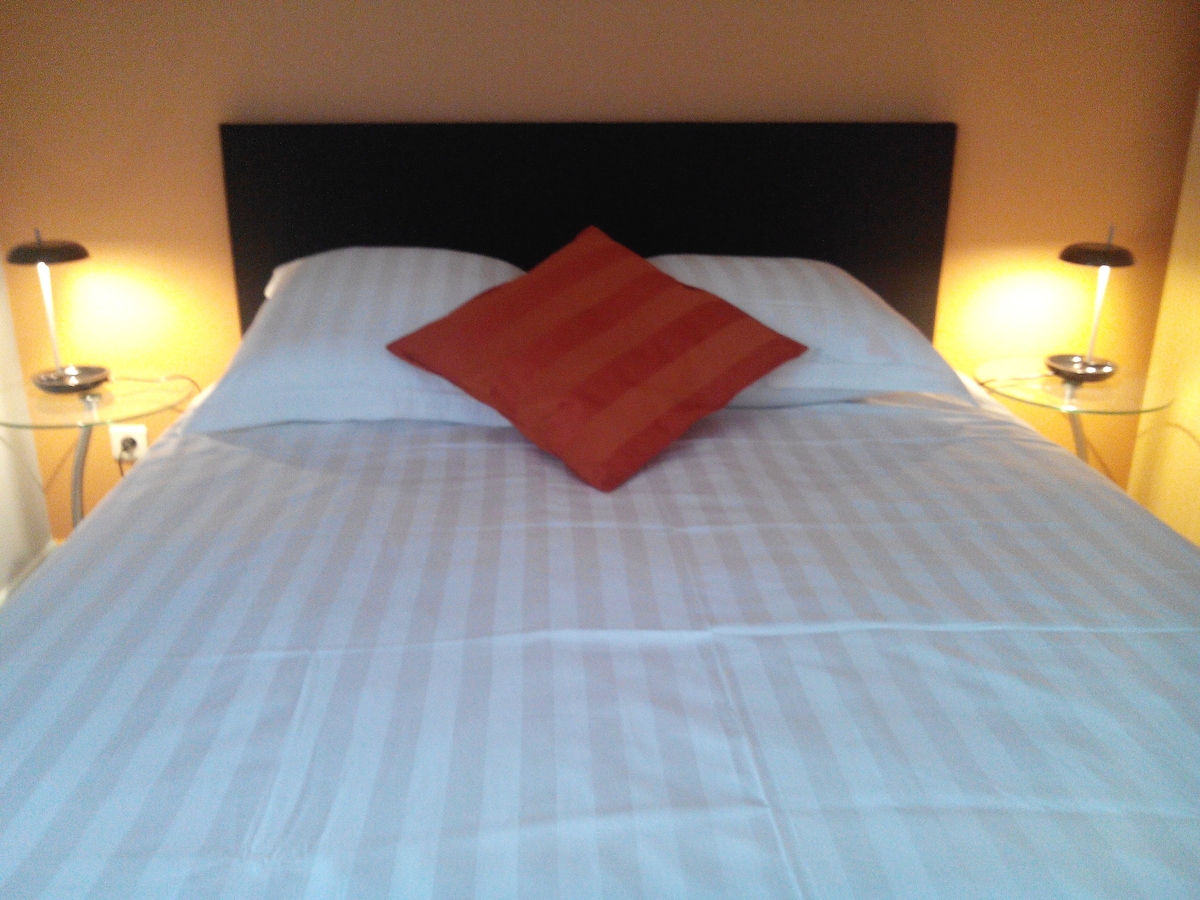 سرير مزدوج في غرفة النوم