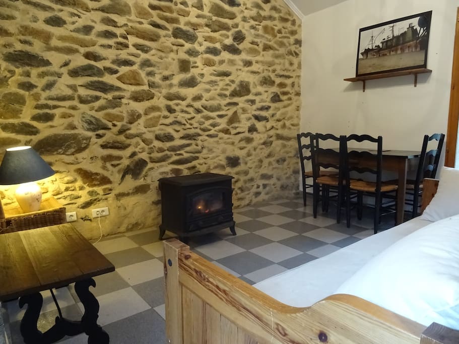 The salon avec le poêle à bois (Living room with wood stove)