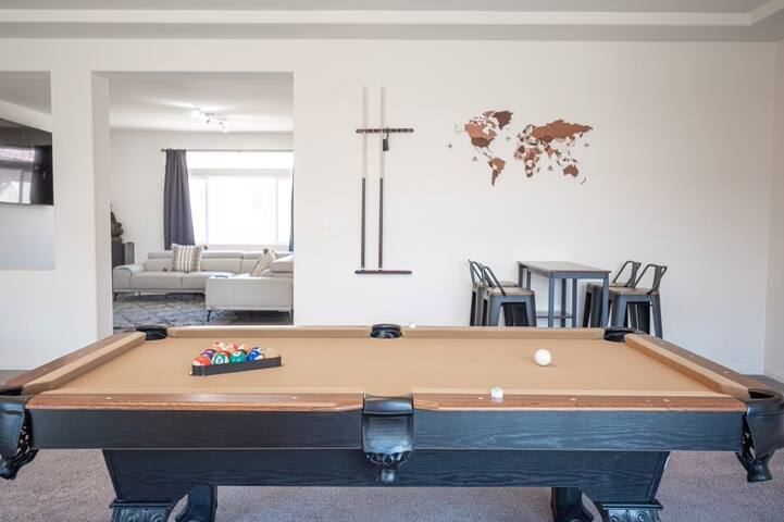 Spacious &Cheerful 4-Bedrooms indoor w/fireplace gallery image 5