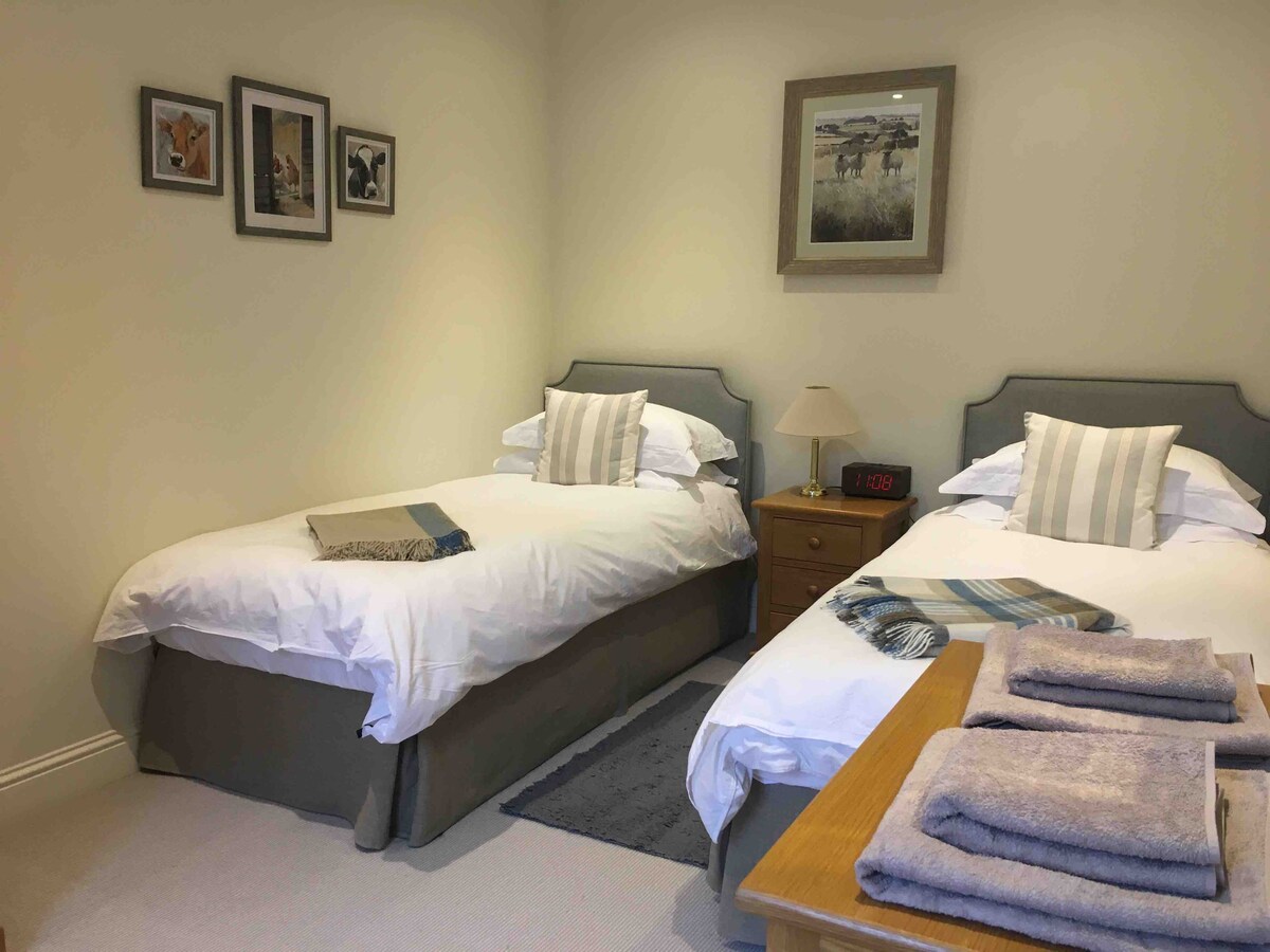 宽敞的双床卧室最多可容纳第三间双人卧室。